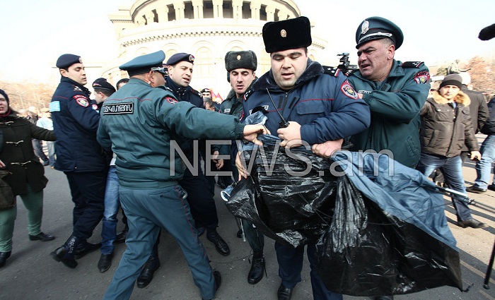 Armenian protesters clash with police - PHOTOS